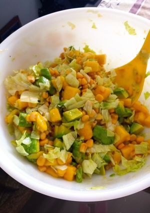 Una foto de Ensalada de aguacate, mango y maicitos. Súper fácil!!!
