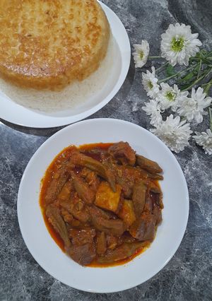 عکسی از دستور خورش بامیه با غوره و پوره گوجه