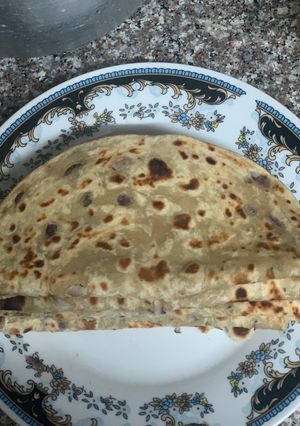 A picture of Onion and dhania chapati.