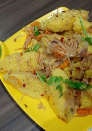 ढोकला विद वर्मीसेली नूडल्स (Dhokla with Vermicelli noodles recipe in Hindi) रेसिपी मुख्य फोटो
