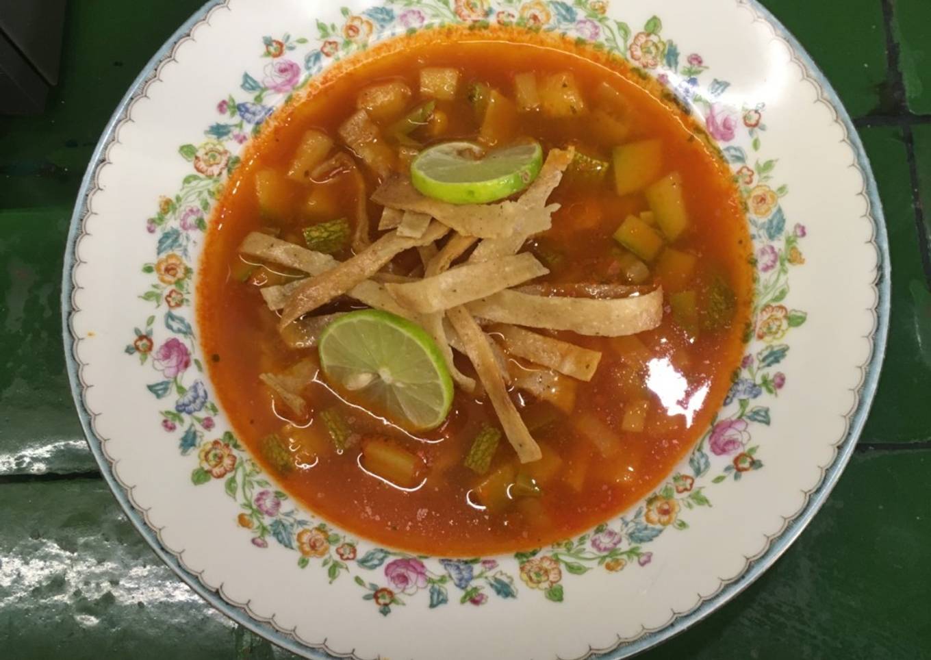Sopa de tortillas con calabacitas  ©