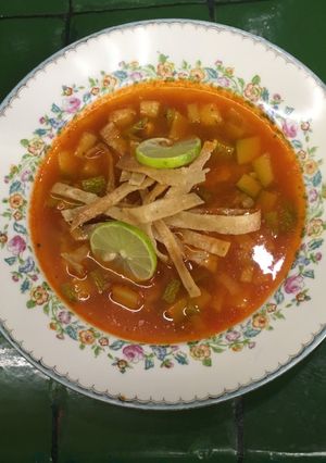 Una foto de Sopa de tortillas con calabacitas  ©