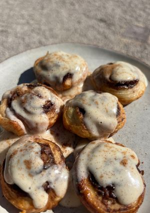 Una foto de Los Cinnamon rolls más fáciles del mundo ¡de hojaldre!