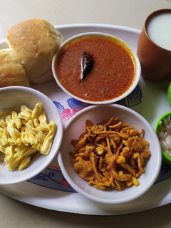 મઠ મિસલ પાવ(math misal pav in Gujarati) રેસીપી મુખ્ય ફોટો