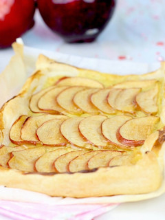 Una foto de Tarta de manzana con hojaldre y crema pastelera