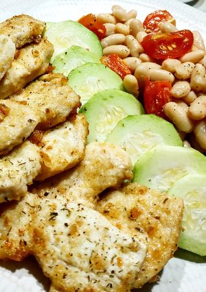 Foto di Tagliata di petto di pollo al limone con cocomeri e fagioli