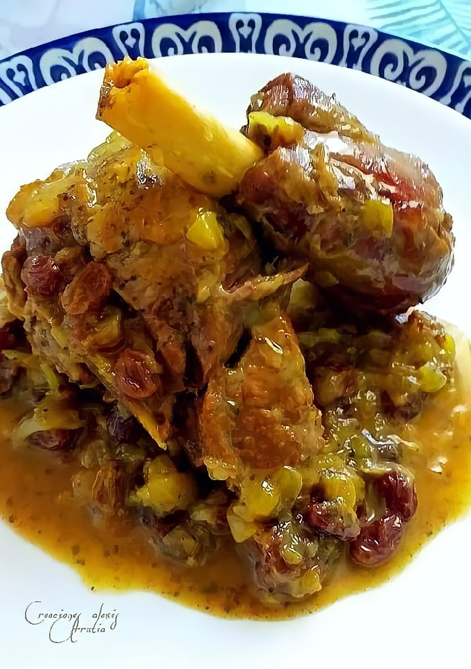 Una foto de Pata de cordero en salsa de especias con pasas