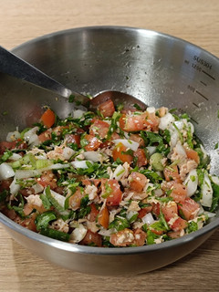 Una foto de Ensalada del día: con rúcula, tomate y atún en escabeche