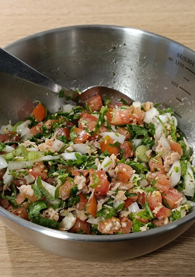 Una foto de Ensalada del día: con rúcula, tomate y atún en escabeche