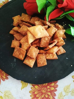 ગળ્યા પારા (Sweet Para Recipe In Gujarati) રેસીપી મુખ્ય ફોટો