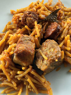 Una foto de Fideos con costilla de cerdo y chorizo asturiano