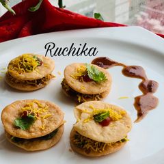 A picture of Bhel Papadi sandwich.