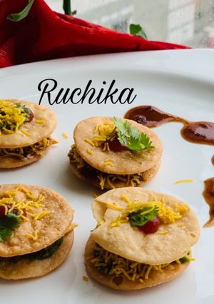 A picture of Bhel Papadi sandwich.