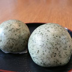 A picture of Yomogi Manju.