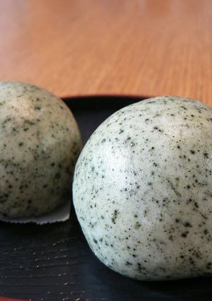 A picture of Yomogi Manju.