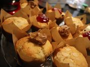 Une photo de framboise muffin