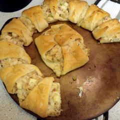 A picture of apple chicken ring.