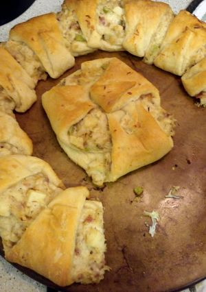 A picture of apple chicken ring.