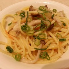 A picture of Japanese mushroom spaghetti.