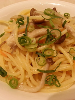A picture of Japanese mushroom spaghetti.