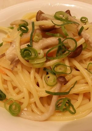 A picture of Japanese mushroom spaghetti.
