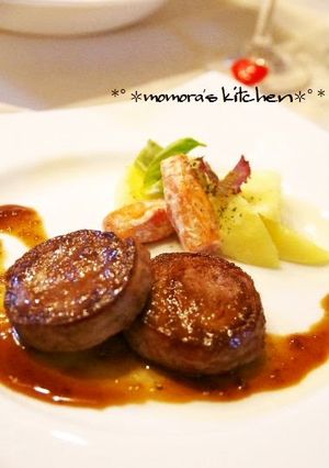 A picture of Steak Sauce with Shallots and Wine.