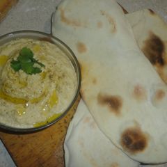 A picture of Hummus and pita bread.