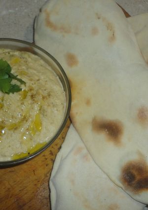 A picture of Hummus and pita bread.