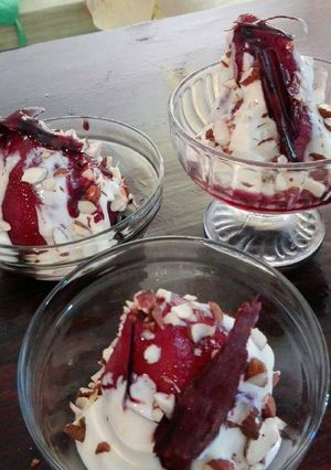 Una foto de Peras al vino tinto con canela y crema de frutos secos