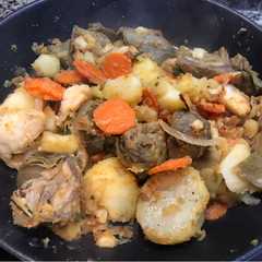 Una foto de Merluza con patatas y alcachofas