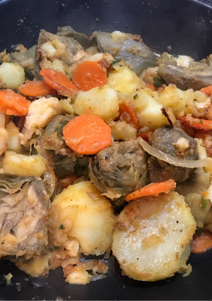 Una foto de Merluza con patatas y alcachofas