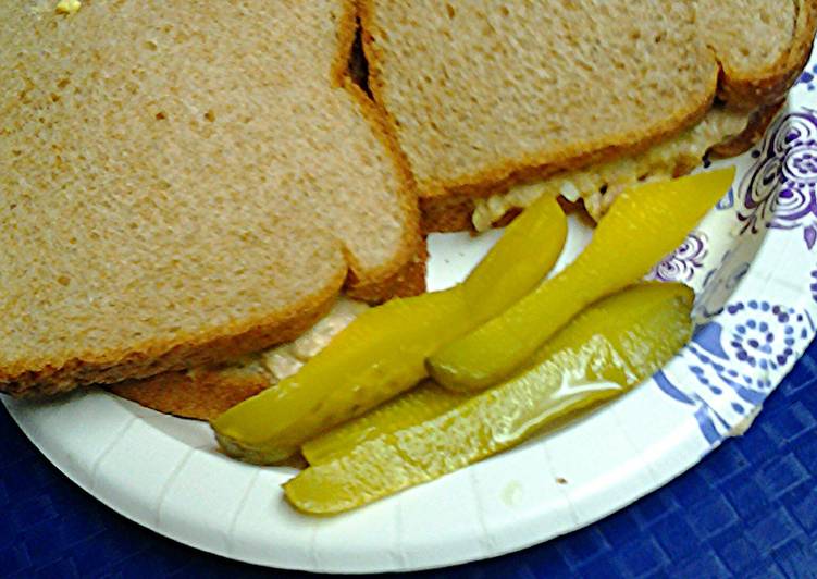 Spicy tuna salad sandwiches Spicy tuna salad sandwiches