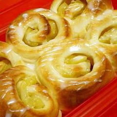 A picture of Microwave-simmered Apples in Apple Bread.