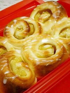 A picture of Microwave-simmered Apples in Apple Bread.