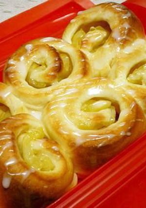 A picture of Microwave-simmered Apples in Apple Bread.