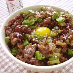 A picture of Beef Rice Bowl with Sticky and Fluffy Minced Okra.