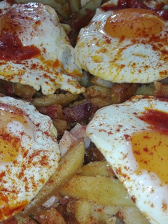 Una foto de Patatas y huevos con queso y sobrasada