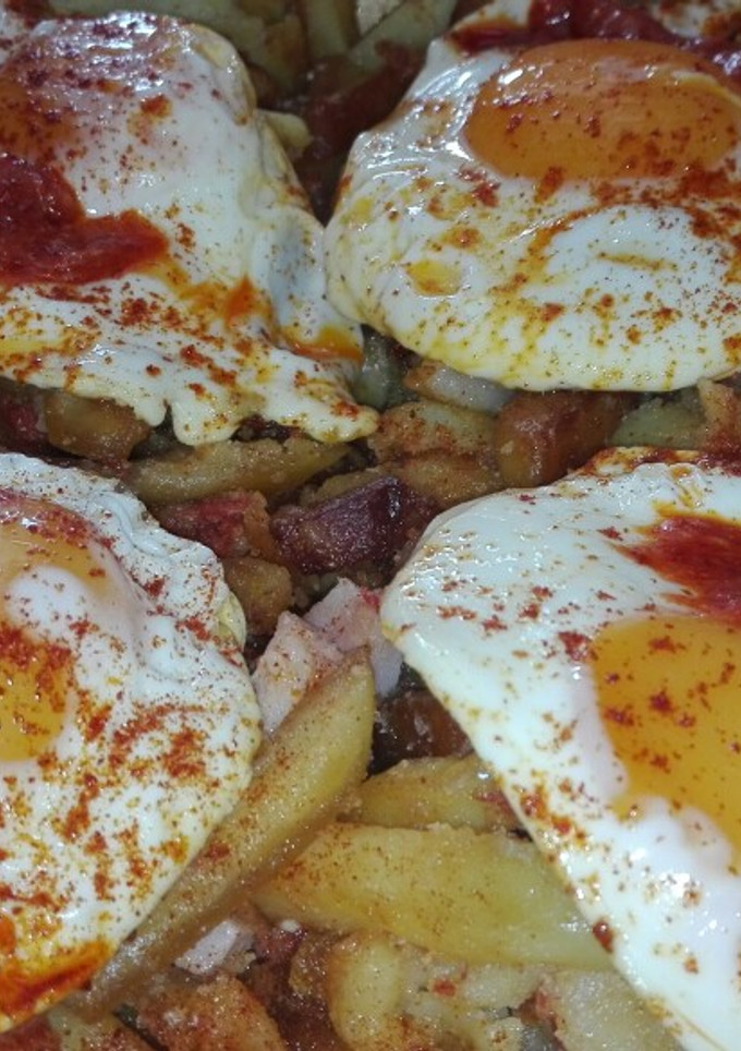 Una foto de Patatas y huevos con queso y sobrasada