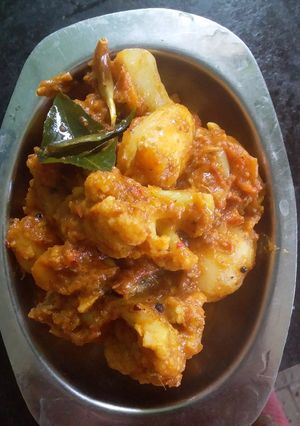 A picture of Baby Potato and cauliflower gravy.