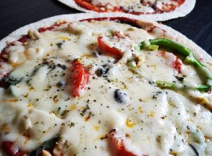 صورة لوصفة بيتزا 🍕 بخبز التورتيلا