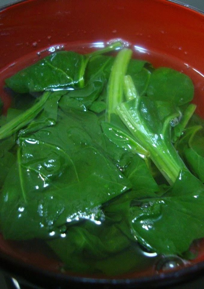 A picture of Three-Star Broth with Spinach.