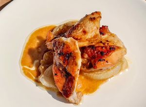 Foto de Frango Assado com Cebolas ao Molho de Limão e Orégano