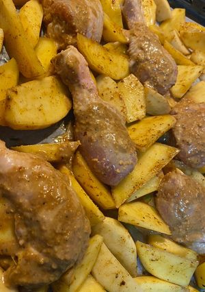 Фото Запечена картопля з курячими гомілками.