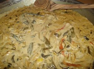 Una foto de Rajas de chile poblano con crema y elote