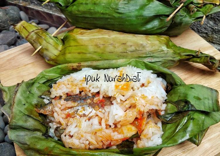 Nasi Bakar Ikan Pindang Keranjang