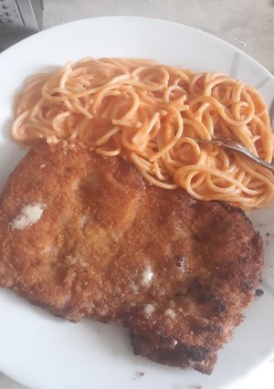 Una foto de Milanesa rellena de jamón y queso