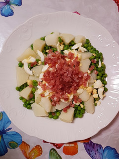 Una foto de Verdura de guisantes salteaditos con jamón y huevo