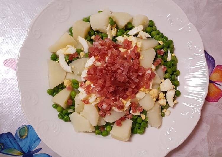 Verdura de guisantes salteaditos con jamón y huevo