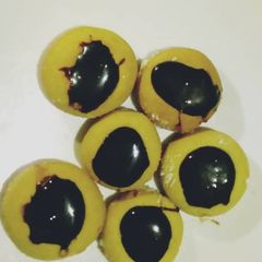 A picture of Chocolate filled cookies.