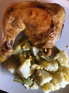 Una foto de Muslo de pollo al limón con ensalada de chaucha y papa 🥔 🍗🥗🥙